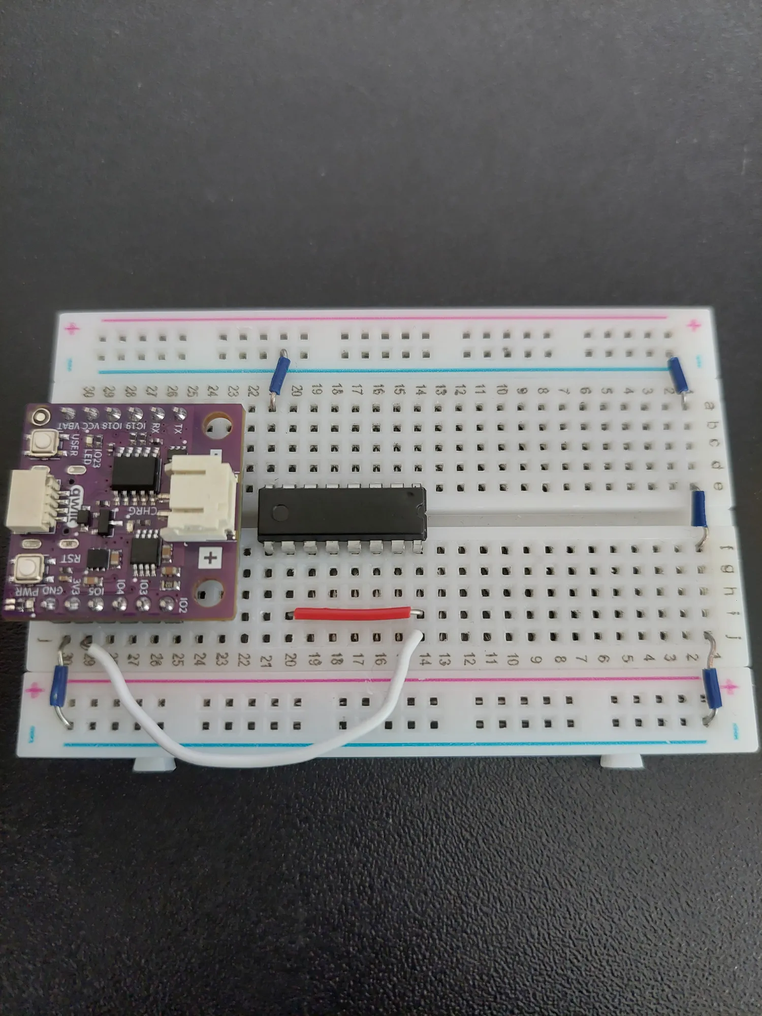 Red jumper wire connecting MR to VCC on the shift register